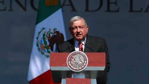 Entre chairos y fifís, arranca AMLO su segundo año