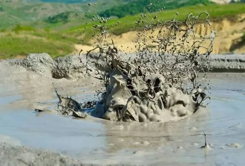 ¿Sabías que “Jalki” es un volcán activo que en vez de lanzar lava lanza lodo?