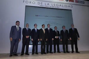Entrega de tinacos, en marco de la ley, confirma Fepade ante gobernador
