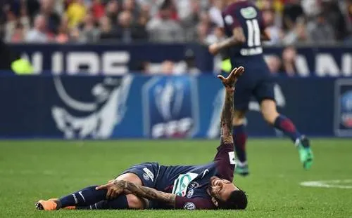 ¡Alarmas encendidas en Brasil! Dani Alves, en riesgo de perderse el Mundial