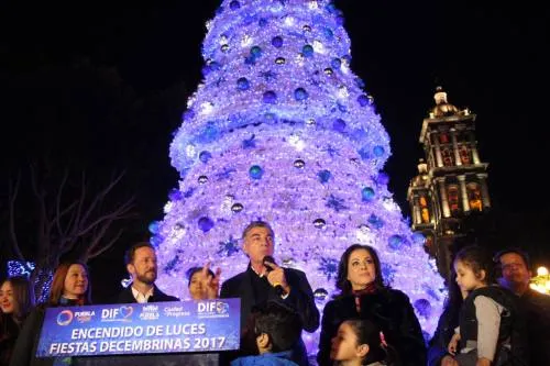 Autoridades encienden decoración navideña