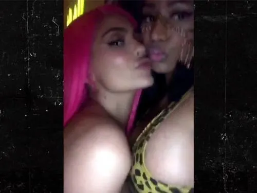 Nicki Minaj y Kylie Jenner encendieron las redes con su casi beso (video)