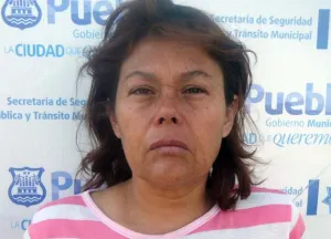 La capturan por supuestos delitos de robo y falsificación de documentos