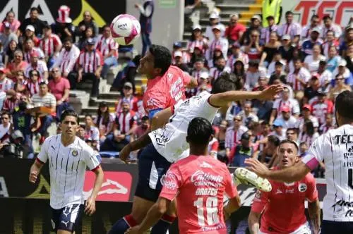 Chivas empata con Lobos BUAP y se aleja de la Liguilla