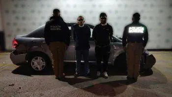 Policía municipal asegura a asaltantes de una tienda