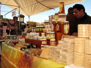 Impulsa DIF a migrantes poblanos mediante feria artesanal