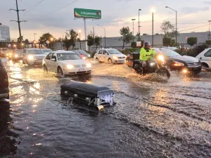 Lluvia arrastra ataúd por calles de Álvaro Obregón