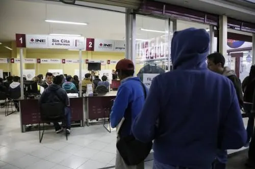Poblanos acuden de última hora por su credencial para votar