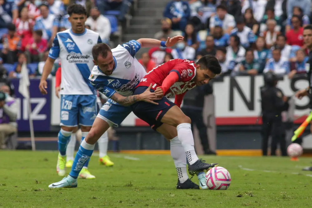 Puebla elimina en penales a Chivas