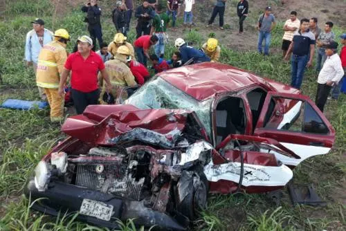Choque deja un muerto y cinco lesionados en el peaje Pepe y Lolita, Oaxaca
