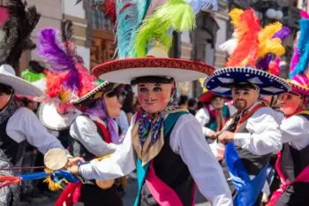 Cientos de familias disfrutan del Desfile de Huehues 2025 en el Centro Histórico de Puebla