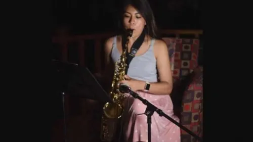 María Elena Ríos, saxofonista atacada con ácido en Oaxaca, es dada de alta