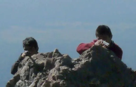 Banda de jóvenes asaltan armados en La Malinche