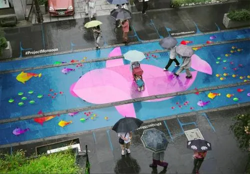 Las calles de Seúl muestran murales ocultos cuando llueve