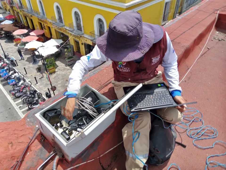 Avanzan los trabajos de instalación de nuevas cámaras de seguridad en puntos estratégicos de Atlixco