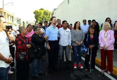 Luis Banck y vecinos de El Fresno supervisan la vialidad principal de la colonia