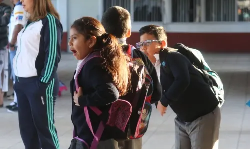 Mochilas escolares deben ser ligeras, pesar menos del 15 por ciento del peso corporal del menor
