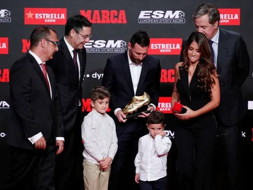 Thiago y Mateo le entregan a Messi la Bota de Oro