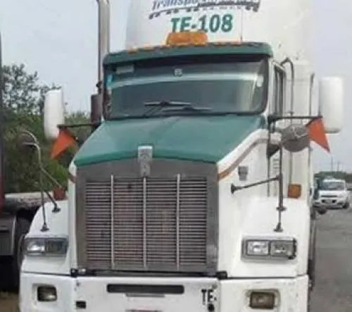 Encuentran desvalijado un tracto camión en San Miguel Xaltepec