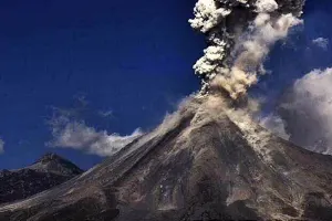 Volcán de Colima emite fumarola con ceniza de 2 kilómetros