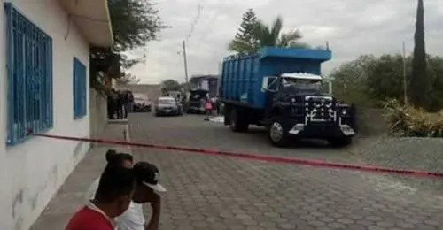 Encuentran cuerpo de hombre en camión