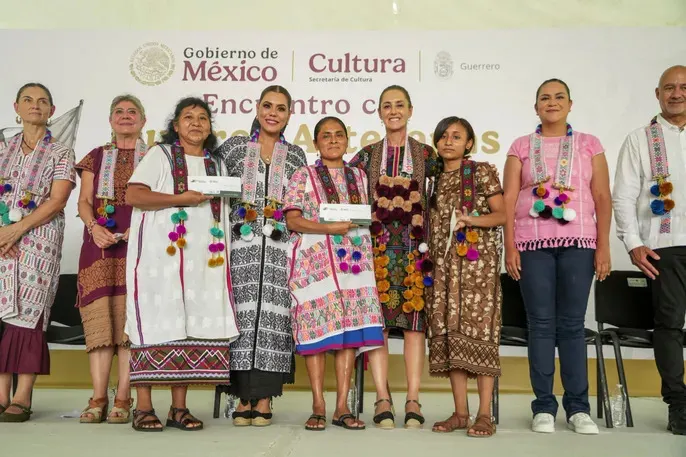 Entrega Claudia Sheinbaum "Créditos a la Palabra" a mujeres artesanas de Amuzgo