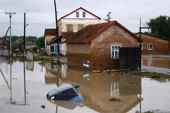 Lluvias cimbran a Rusia; se reportan muertos y desplazados