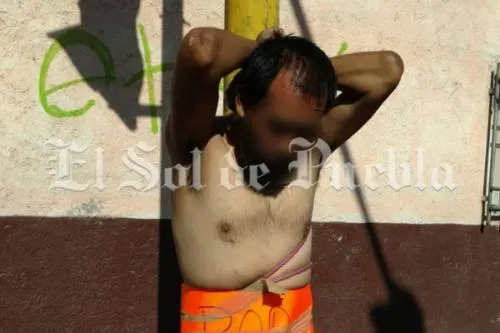 Desnudan y golpean a presunto ladrón de autopartes en la colonia Amor