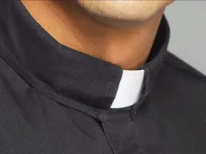 ”Anticristo” agarra a machetazos a cura durante misa dominical