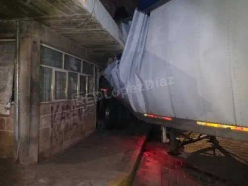 Tráiler se impacta en un domicilio, en Esperanza