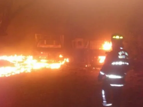 Arden tres camionetas de huachicoleros en Hidalgo