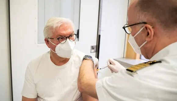 Presidente de Alemania recibe la vacuna contra el Covid-19