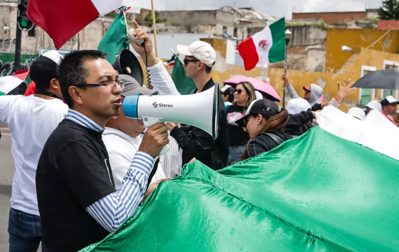 Trabajadores del Poder Judicial bloquean bulevar 5 de Mayo