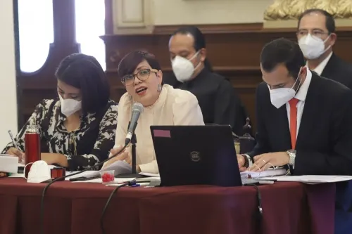 Con el peso de su antecesora acusada de irregularidades, comparece Graciela León Matamoros