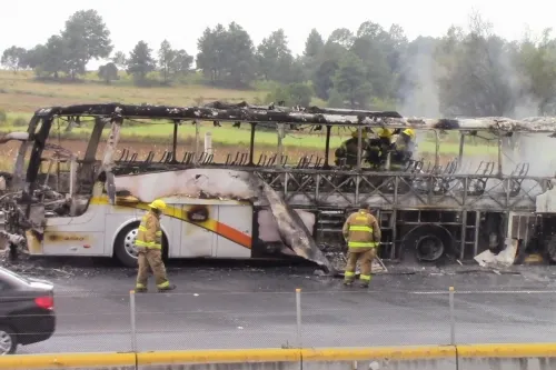 Por falla mecánica se incendia autobús AU en la México-Puebla