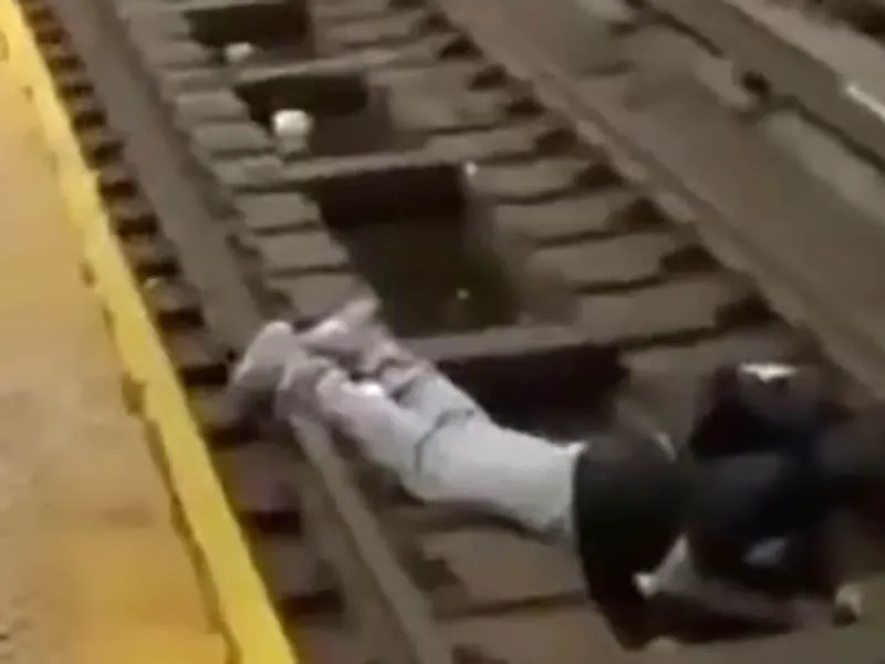 Se desmaya y cae a las vías del metro