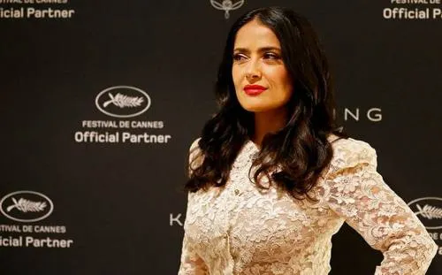 Actores de Hollywood deben rebajar sus sueldos: Salma Hayek