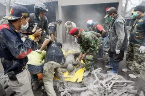 Van 11 muertos por nubes de cenizas ardientes luego de erupción en Indonesia