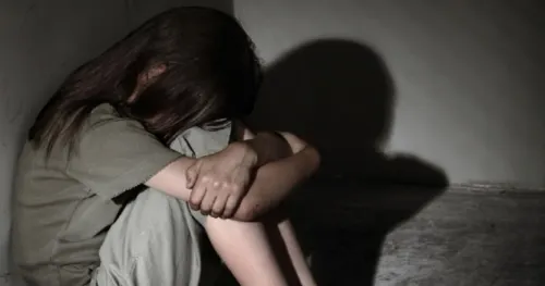 Detienen a hombre por abusar de su hijastra