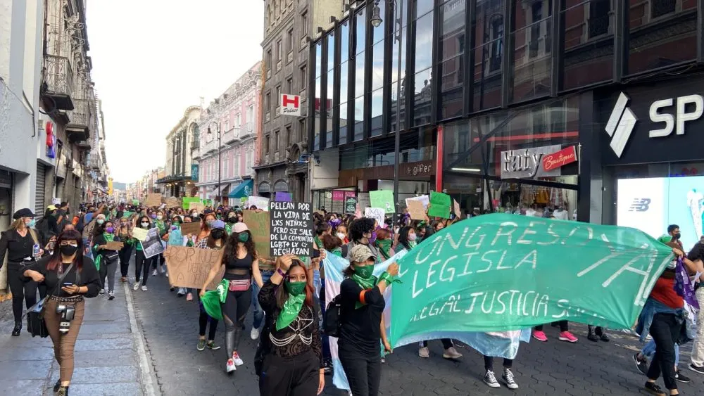 Marchan y exigen al Congreso despenalizar ya el aborto en Puebla