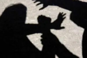 Golpean a pasajero en violento asalto en la ruta 3