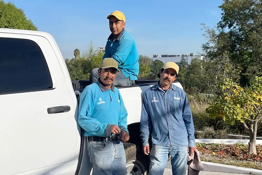 Maximiliano Meza Meza, Gregorio Moreno Galindo y Leopoldo Moreno Mendoza, jardineros voluntarios en la reconstrucción del Jardín Botánico de Acapulco “Esther Pliego de Salinas”. Foto: Especial