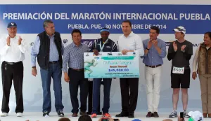 Moreno Valle premia a ganadores del Maratón Internacional de Puebla