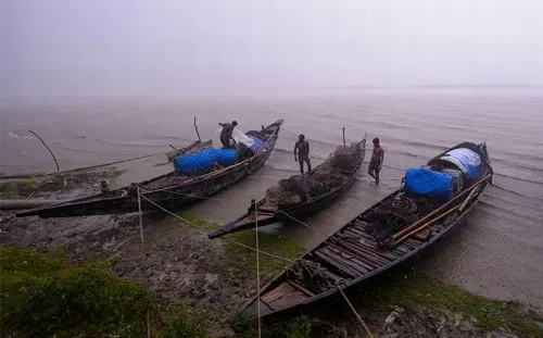 Ciclón Fani toca tierra en India; deja dos muertos y un millón de evacuados