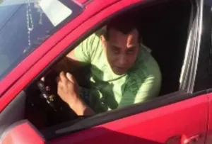 Cachan a depravado masturbándose frente a jovencitas de kínder