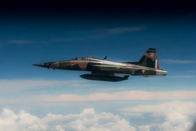 Aviones de combate escoltan a Felipe Calderón en su viaje a EU
