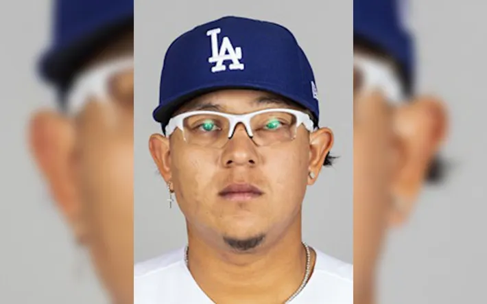 Julio Urías es arrestado por violencia doméstica