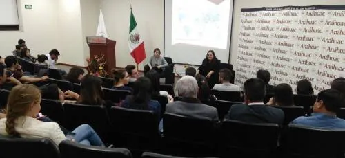 Alumnos de la Universidad Anáhuac encabezan mesa de análisis sobre los repatriados de EU