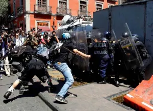 Jóvenes enfrentan a granaderos en el DF por el ‘halconazo’
