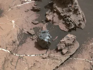 Robot Curiosity encuentra un extraño meteorito metálico en Marte